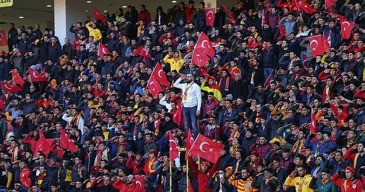 Evkur Yeni Malatyaspor - Demir Grup Sivasspor maçında tüm taraftarlar asker selamı verdi