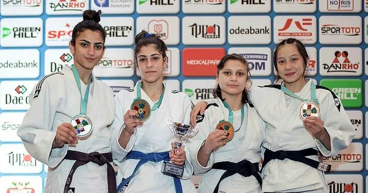 Salihlili milli judoculardan bronz madalya