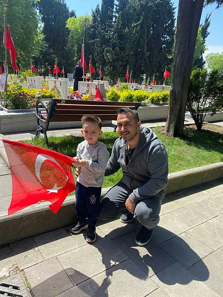 bayram-ziyaretinde-huzun-ve-gurur-bir-arada-turkiye-arife-gunu-sehitlerine-kostu-1651463242310.jpg