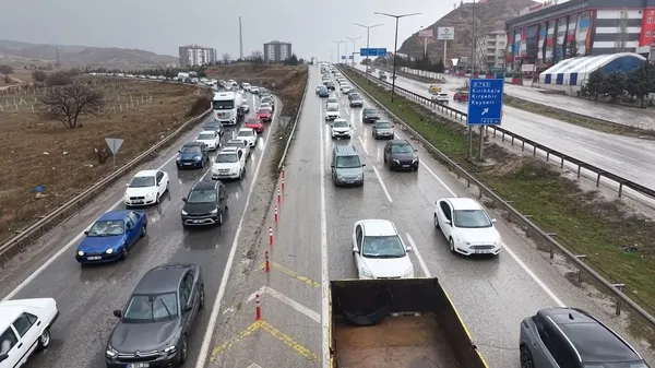 43-ilin-gecis-noktasinda-uzun-arac-kuyruklari-olustu-1774102288458.jpg