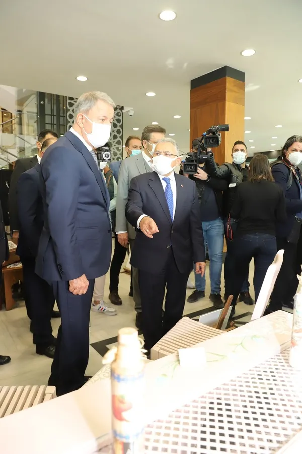 milli-savunma-bakani-hulusi-akar-ucak-bakim-ve-onarimlari-kayseride-yapilacak-1637239831895.jpg