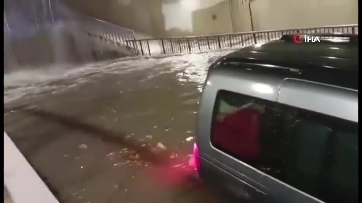 Pendik'te sağanak nedeniyle alt geçidi su bastı! Sürücü ve kızı mahsur kaldı | Video