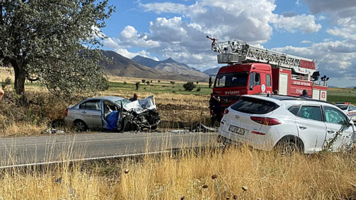 Kayseri'de araçlar kafa kafaya çarpıştı: 2 kişi öldü! Kayseri'de araçlar kafa kafaya çarpıştı: 2 kişi öldü!