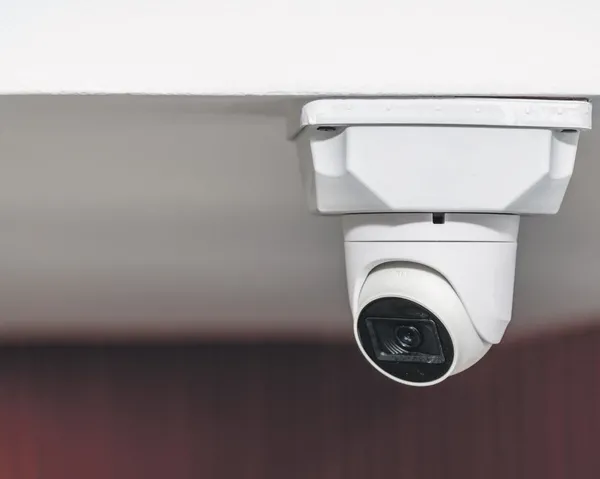 Ünlü spor mağazasında kamera skandalı! Güvenlik müdürü üzerini değiştiren kadınları dikizlemek için bakın ne yapmış