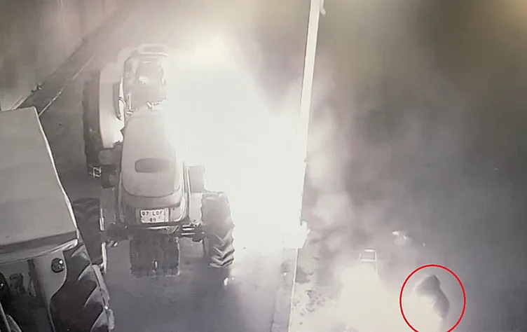Antalya’da akılalmaz görüntü: Traktörü yakarken kendini yaktı!