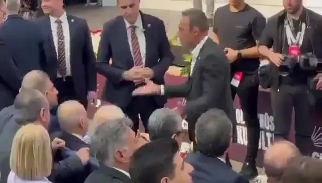 son-dakika-chp-kurultayinda-kavga-berhan-simsek-ve-ozgur-ozel-birbirine-girdi-kisa-donla-geziyordu-1743936711280.jpeg