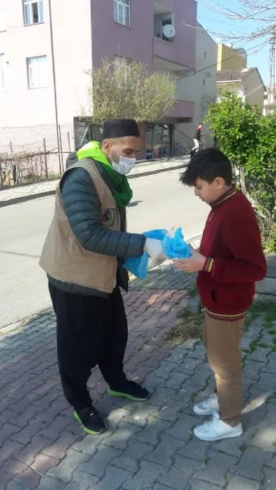Ünlü oyuncu Yaşar Alptekin fırsatçılara inat bedava maske ve eldiven dağıttı