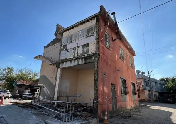 depremde-esini-ve-kizini-kaybetmisti-beton-altinda-kalarak-can-veren-isci-hatayda-topraga-verildi-1793447691621.jpg