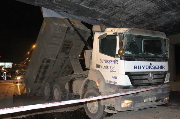 Kamyonun damperi köprüye takıldı