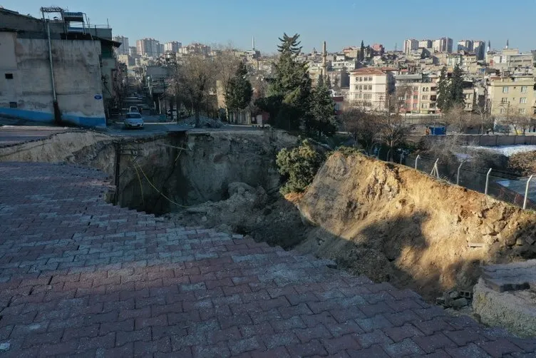 SON DAKİKA: İşte depremin yıkıcı etkisi! Gaziantep Şahinbey’de sokakların birleştiği noktada dev çukur oluştu