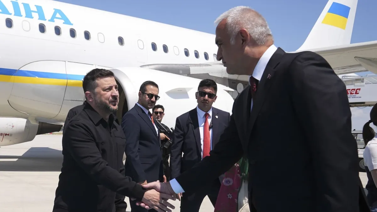 Bakan Ersoy Zelenskı’yi Esenboğa’da karşıladı! Bakan Ersoy Zelenskı’yi Esenboğa’da karşıladı!