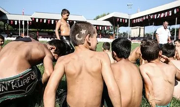 Kırkpınar, minik pehlivanların mücadelesiyle başladı #edirne Kırkpınar, minik pehlivanların mücadelesiyle başladı #edirne