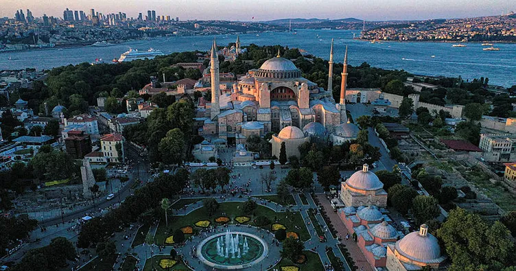 Bakan Ersoy’dan Ayasofya Camii açıklaması! 3 yılda 21 milyon ziyaretçi ağırlandı