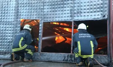 Antalya’da kağıt fabrikası alev alev yandı! Küle dönen fabrikada 100 milyon TL zarar #antalya