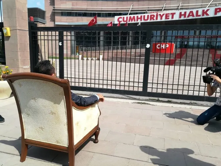 Son dakika: CHP Genel Merkezi önünde koltuklu eylem