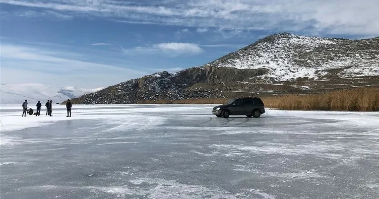 Buz tutan Çıldır Gölü’nde drift