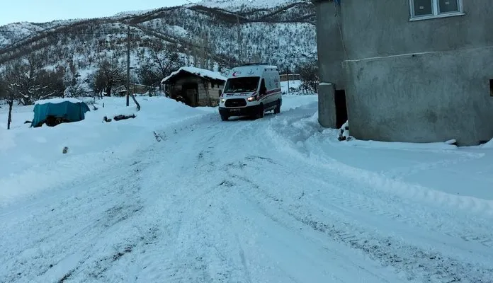Kar yolları kapattı, kalp hastası kadın ekiplerce kurtarıldı
