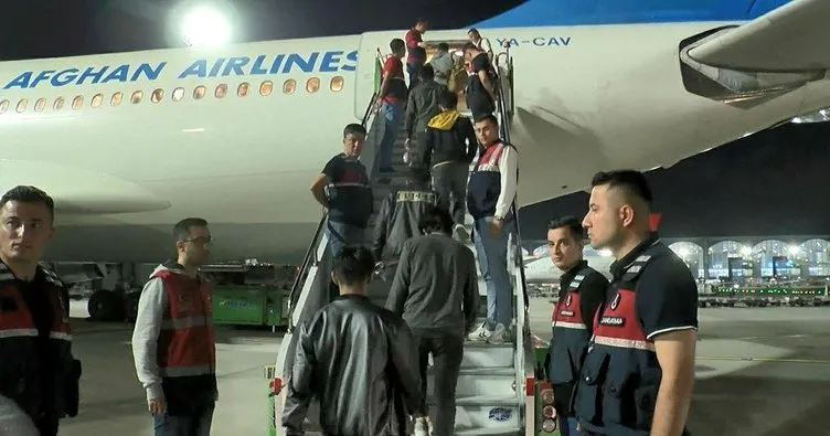 Sınır dışı edilen Afganlar uçakla ülkelerine gönderildi