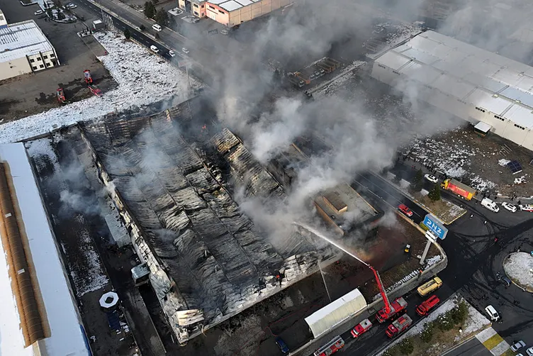 Son dakika: Kayseri’deki mobilya fabrikasında yangın: 3 kişi öldü!