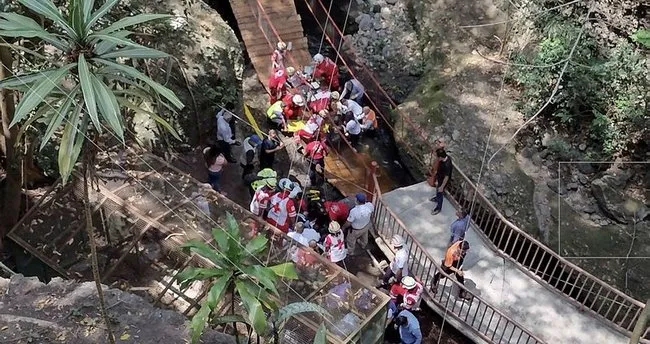 Meksika’da facia! Belediye başkanı ve eşi dahil 25 kişi üstündeyken köprü metrelerce yüksekten aşağı çakıldı