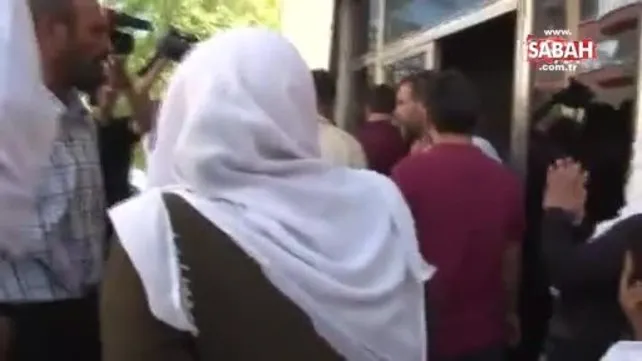 HDP’liler oturma eylemi yapan aileye ve basın mensuplarına saldırdı