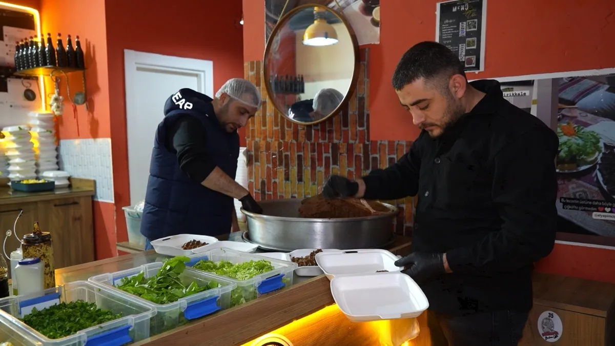 Depremzede kardeşlerin hayata tutunma mücadelesi: Sıfırdan başladılar, açtıkları dükkanla yeniden ayağa kalktılar Depremzede kardeşlerin hayata tutunma mücadelesi: Sıfırdan başladılar, açtıkları dükkanla yeniden ayağa kalktılar