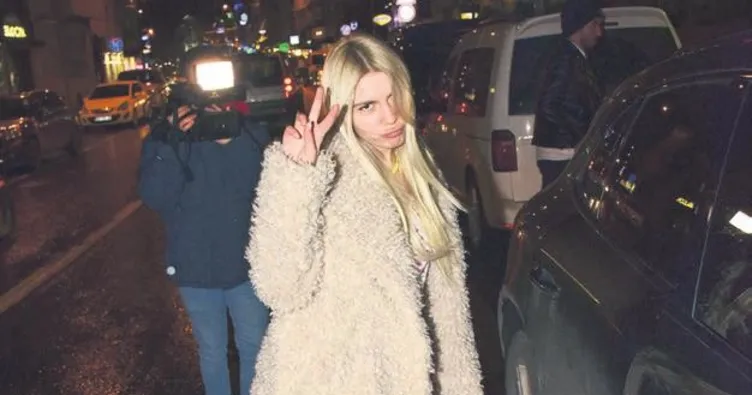 Bütün gün pijamayla dolaştı