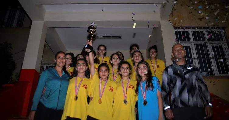 Türkiye şampiyonluğu okulda kutladılar
