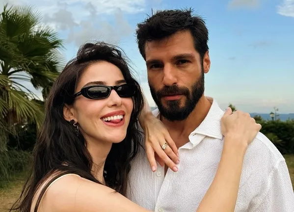 Yıllar geçiyor onların aşkları bitmiyor! Özge Gürel’e Serkan Çayoğlu’ndan sürpriz kutlama: Bakın aşkını bir kez daha nasıl ilan etti...