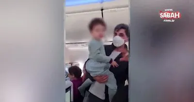 Uçaktaki yolcular Baby shark şarkısı söyleyince ağlayan çocuk bir anda sustu | Video