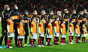 Galatasaray - Çaykur Rizespor maçında oyuncular sahaya maskeyle çıktı