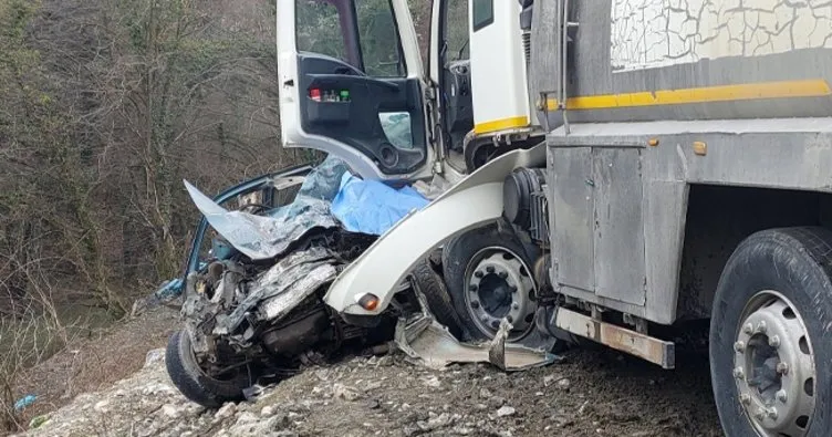 Bolu’da feci kaza! Su tankeriyle çarpışan otomobildeki çift hayatını kaybetti...