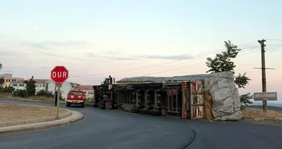 Tekirdağ’da devrilen saman yüklü TIR’ın sürücüsü aracı bırakıp gitti #tekirdag