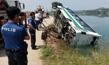 Adana’da yol çöktü: Otobüs göle devrildi