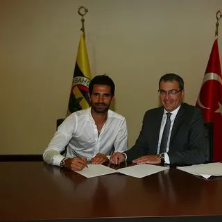 Alper Potuk, %40 indirimli yeni sözleşmesini imzaladı