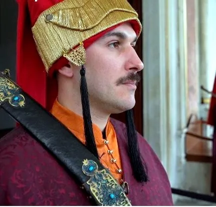 topkapi-sarayinda-osmanli-gelenegi-tekrar-yasatiliyor-jandarmalar-silahtar-kiyafeti-ile-nobet-tutmaya-basladi-1736783831127.jpg