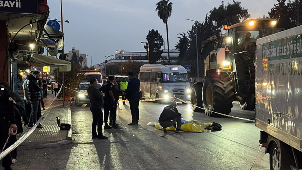 Yolun karşısına geçmek isterken kamyon çarptı! Kaza anı kamerada! Yolun karşısına geçmek isterken kamyon çarptı! Kaza anı kamerada!