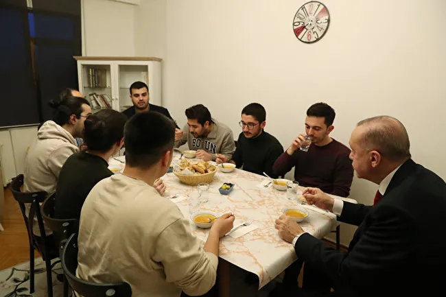 baskan-erdogan-iftarda-ogrenci-evine-misafir-oldu-1649440905214.jpg