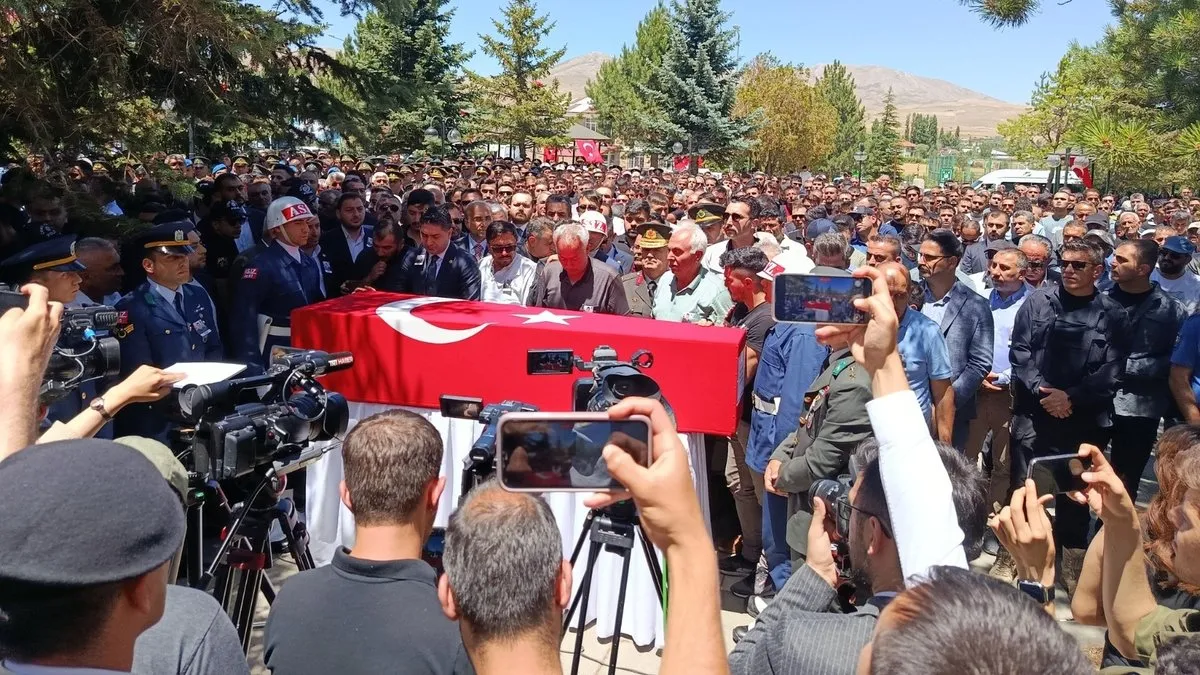 Şehit Uzman Çavuş Ümit Üzüm son yolculuğuna uğurlandı