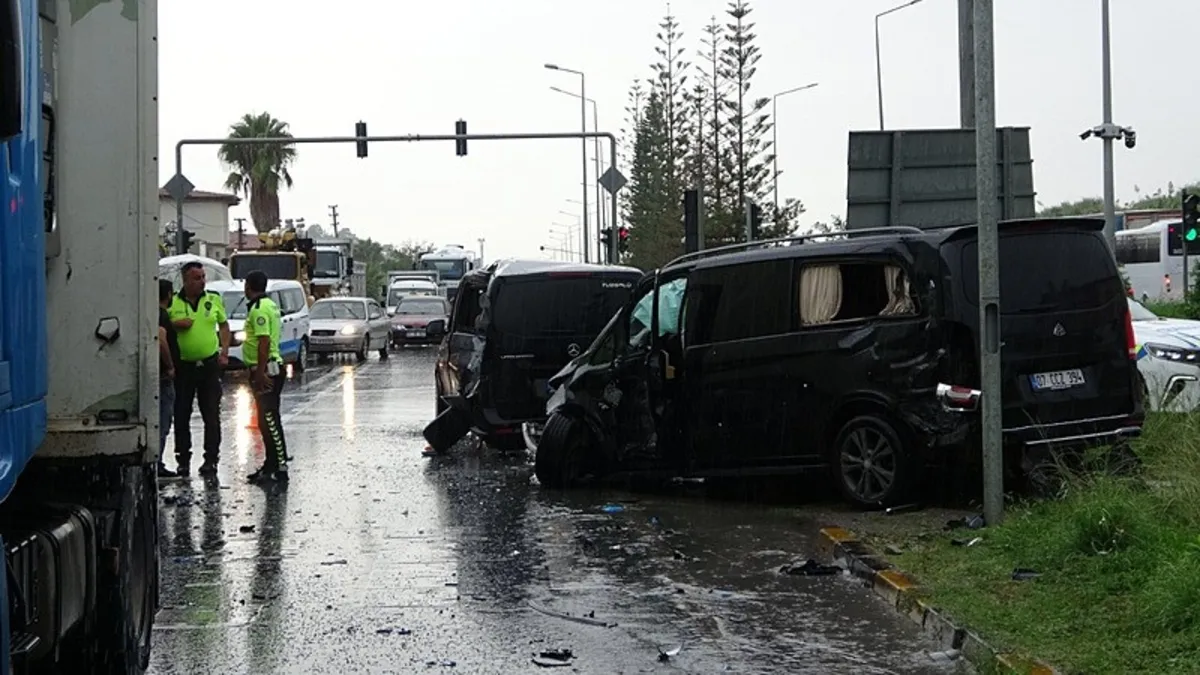Antalya'da zincirleme kaza: 2'si turist 3 yaralı