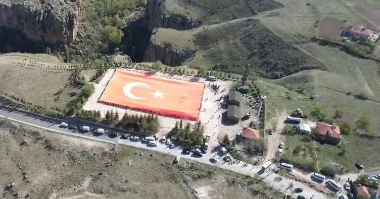 2023 genç Dünyanın en büyük Türk Bayrağı’nı Ihlara Vadisi’nde açtı