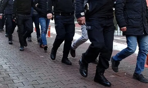 sinir-otesi-kapan-meyvelerini-verdi-2026-yilinin-ilk-8-ayindan-44-ulkeden-aranan-675-kisi-turkiyeye-getirildi-1788775650527.jpg