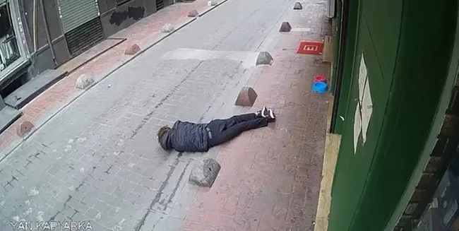 istanbulda-guvenlik-gorevlisi-alkollu-adami-olduresiye-darp-etti-polise-gidip-adam-dovdum-dedi-1764410257728.jpeg