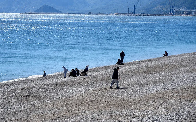 Yurtta kar yağışı: Antalya’da deniz, kum, güneş!