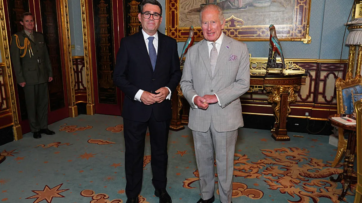 SON DAKİKA| İngiltere’de yeni dönem resmen başladı: Andy Burnham Başbakan oldu haber görseli