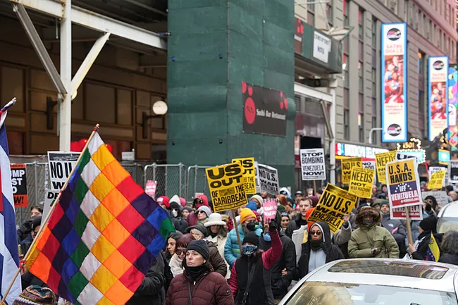 new-yorkta-binler-venezuela-icin-yurudu-abdnin-saldirisi-protesto-edildi-1767478787410.jpeg New York’ta binler Venezuela için yürüdü! ABD’nin saldırısı protesto edildi