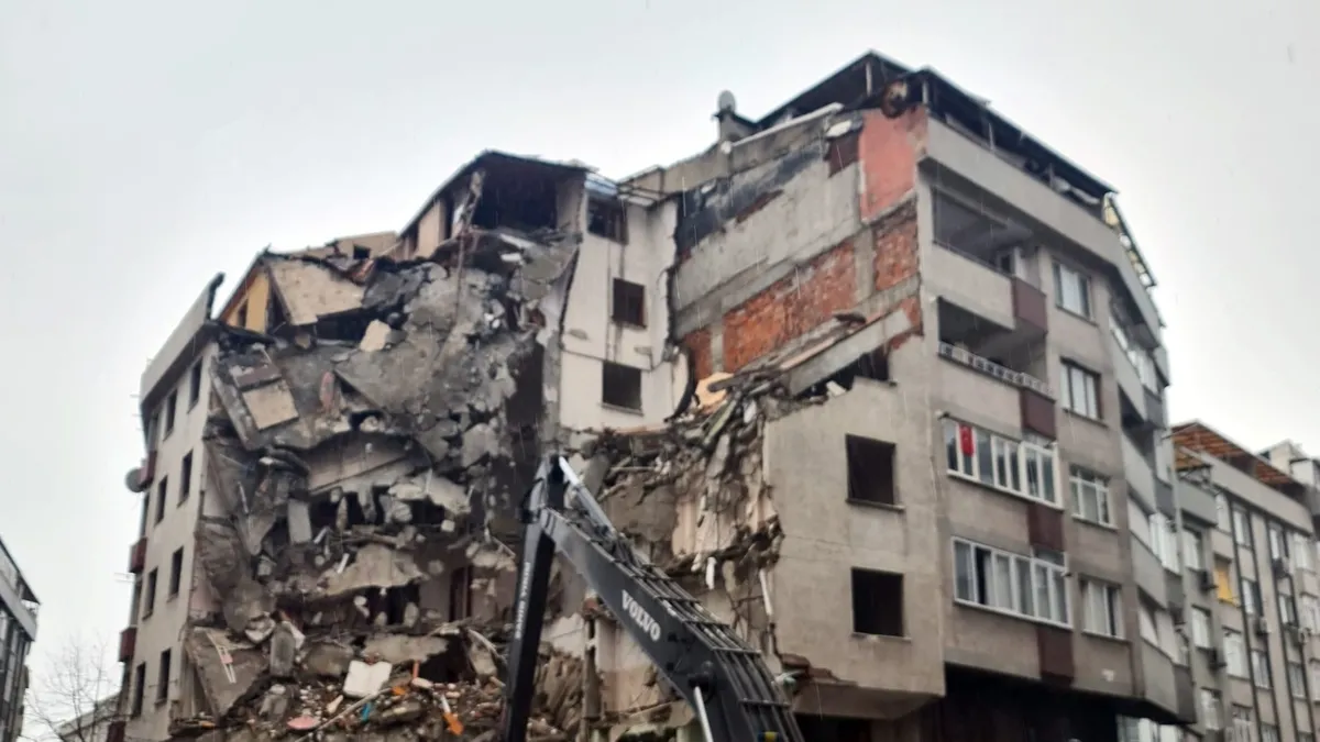 Yıkım kurbanı minik Tesnim son yolculuğuna uğurlandı Yıkım kurbanı minik Tesnim son yolculuğuna uğurlandı