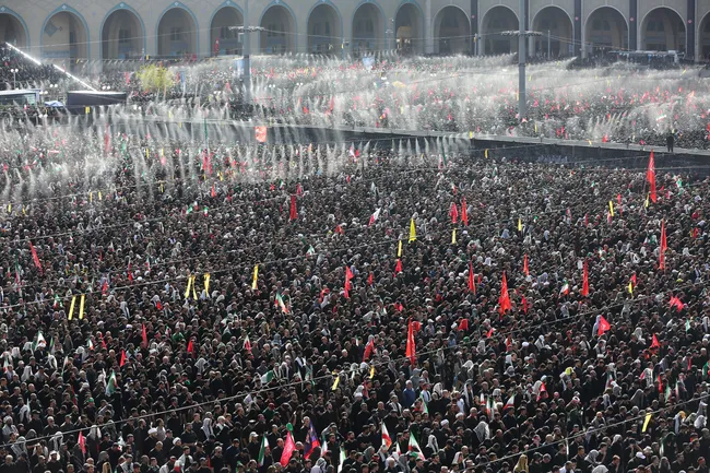 son-dakika-iranin-eski-dini-lideri-hamaney-icin-cenaze-namazi-kilindi-1783233326152.jpg SON DAKİKA... İran'ın eski dini lideri Hamaney için cenaze namazı kılındı