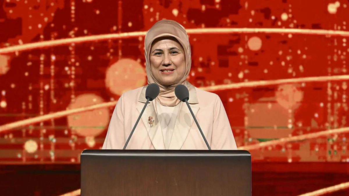 Türk Kızılay Genel Başkanı Fatma Meriç Yılmaz bir etkinlikte konuşma yaparken