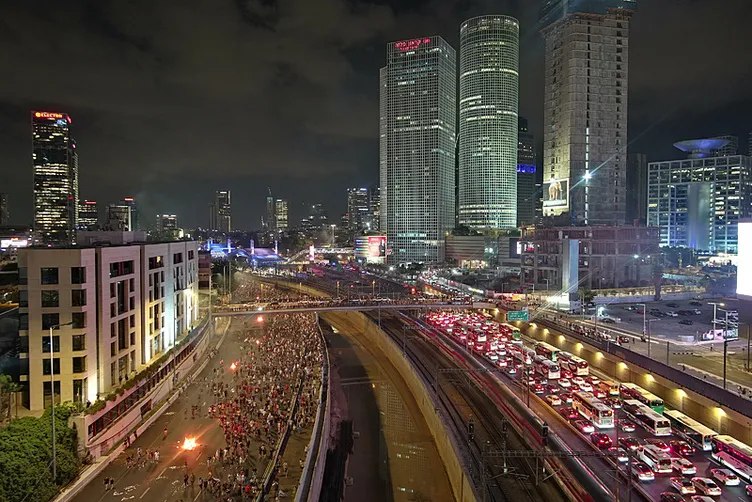 Katil Netanyahu’ya karşı İsrail’de protesto: Yüz binler sokağa döküldü